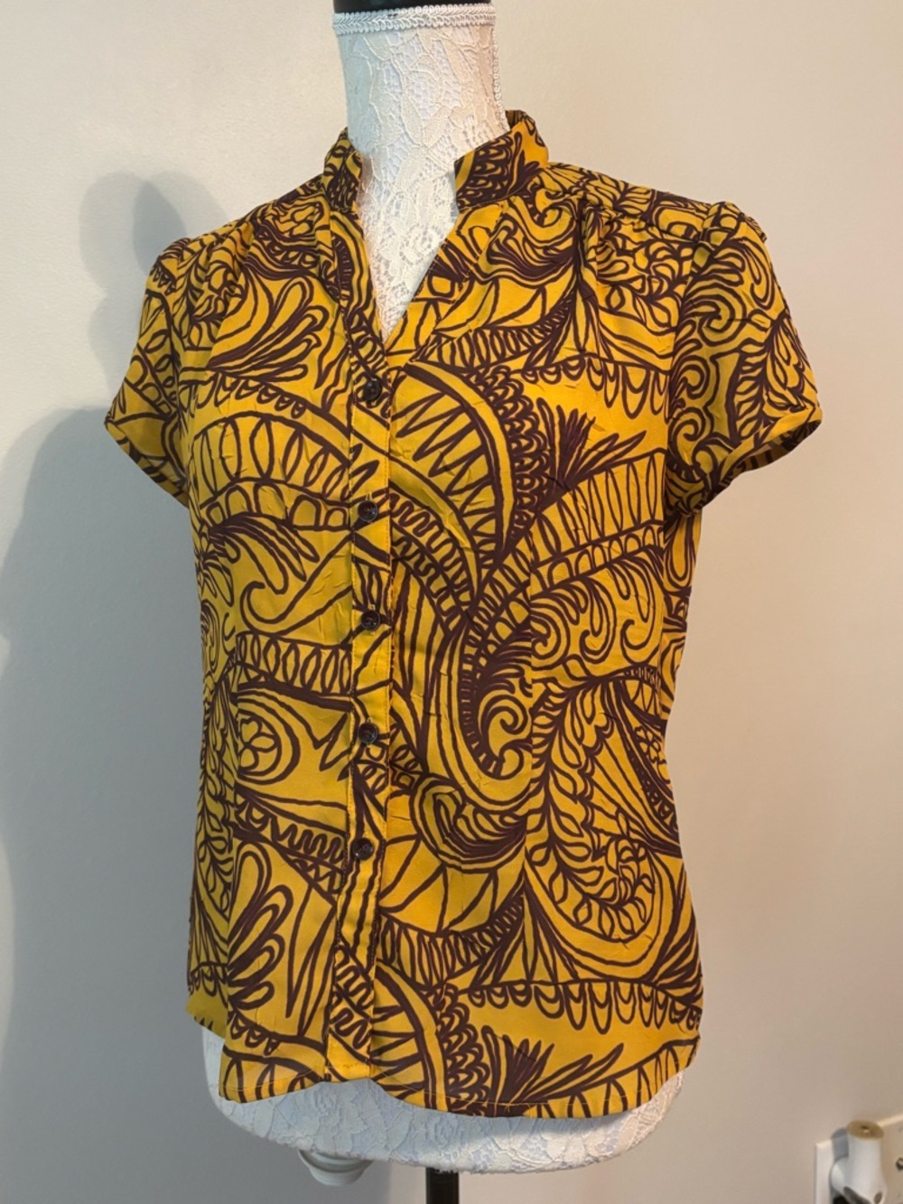 Kasper Mustard Yellow Short-Sleeve Button-Down with Dark Brown Abstract Print